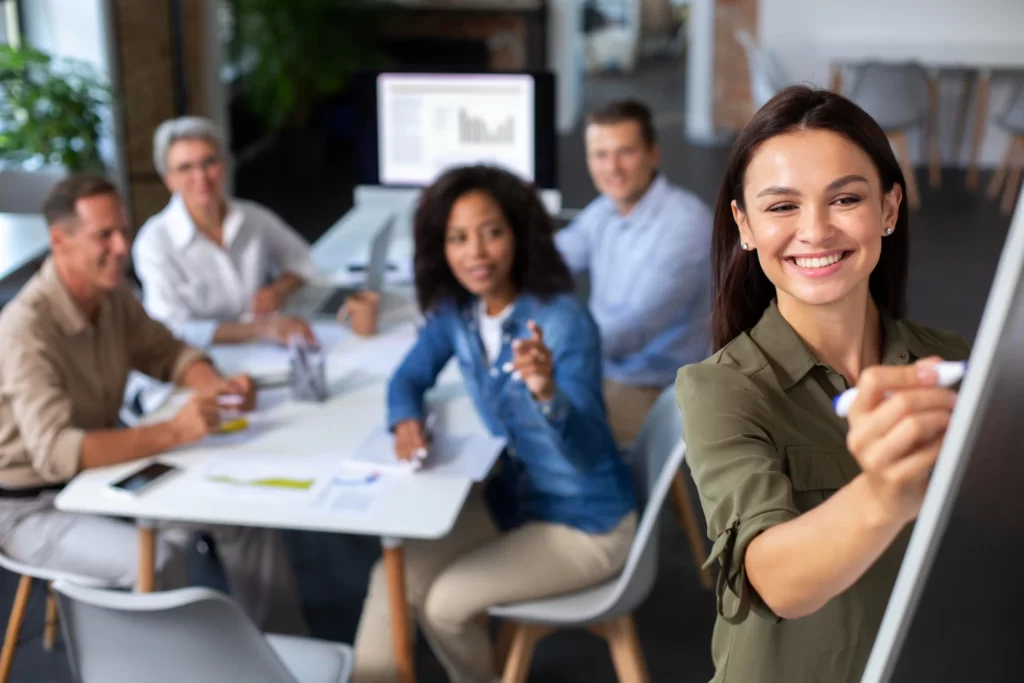 pessoas trabalhando com uma pessoa de estilo de liderança amigável