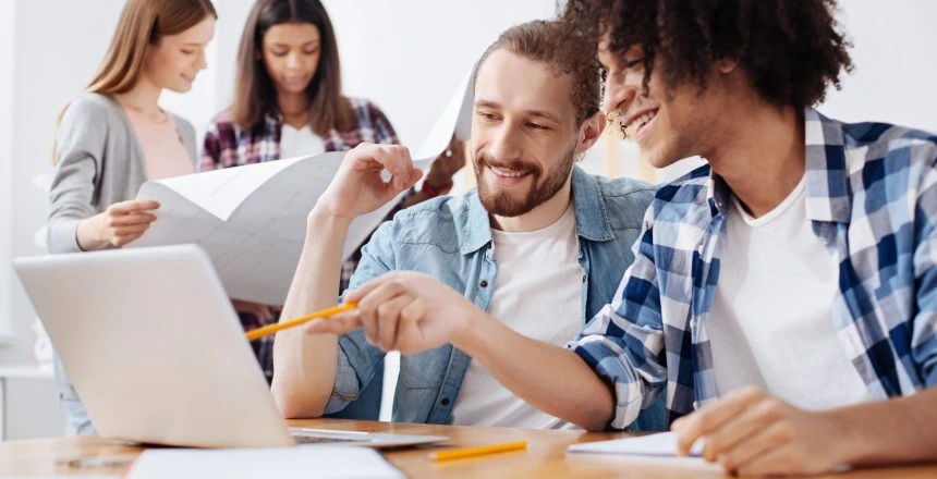 pessoas trabalhando em conjunto com soft skills