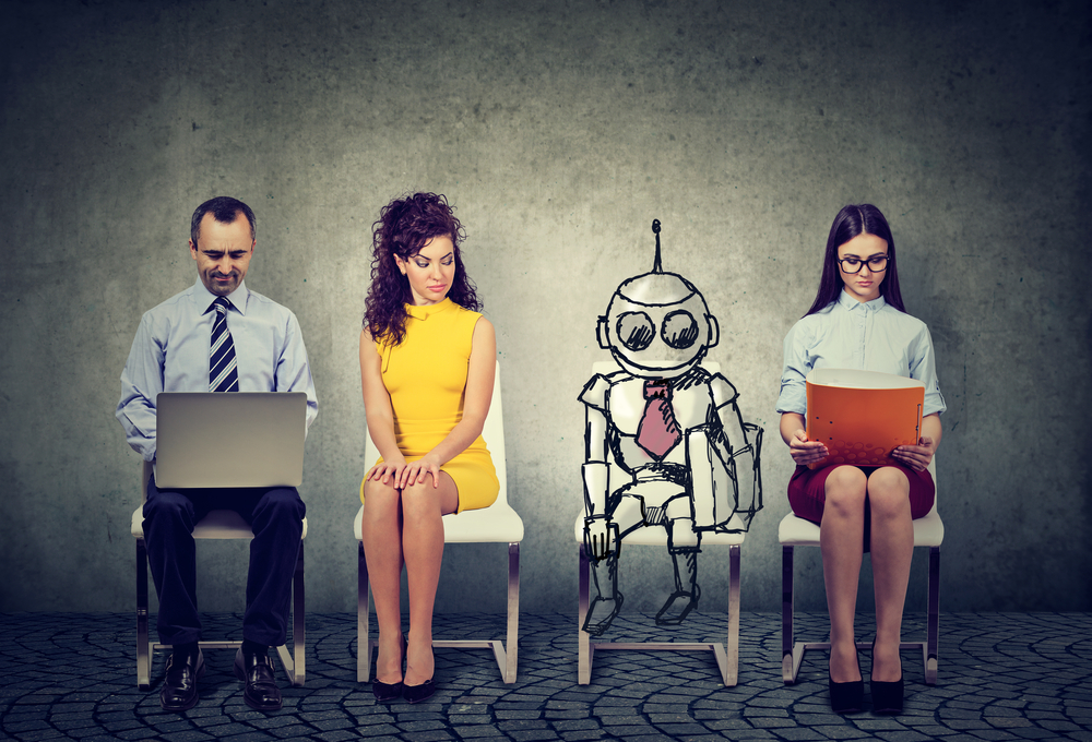 Pessoas aguardando uma seleção de emprego com um robô