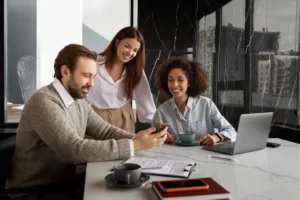 pessoas usando tecnologia para trabalhar com nr-1