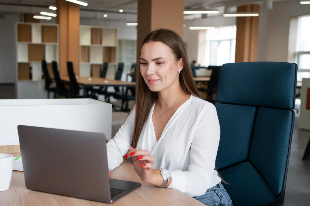 mulher trabalhando alinhada com propósitos da empresa
