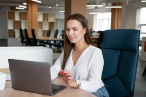 mulher trabalhando alinhada com propósitos da empresa