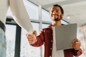 pessoa usando valores no recrutamento de novo funcionário