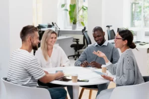 pessoas criando um dna organizacional de uma empresa