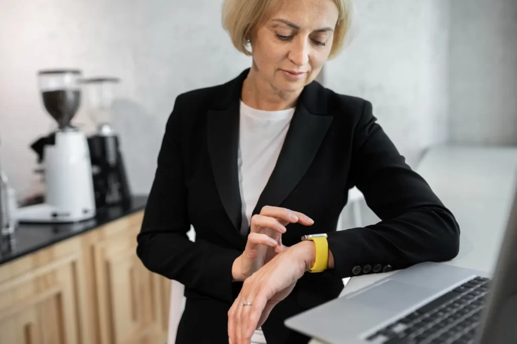 mulher trabalhando utilizando a Técnica Pomodoro