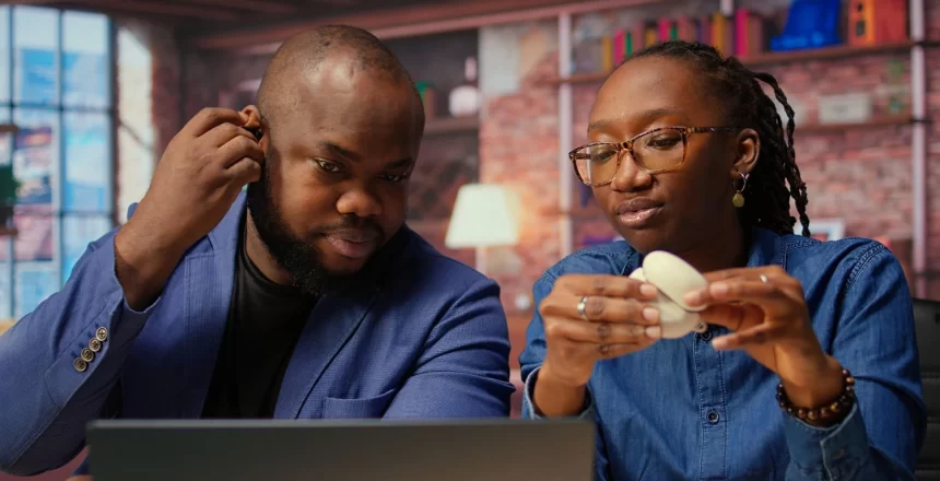 121032 casal ouvindo um podcast no notebook