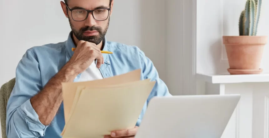 20492 homem analisando assessments