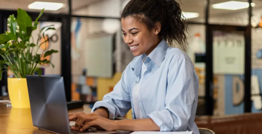 2148908808 mulher trabalhando em uma empresa que lida com gestão com ERP