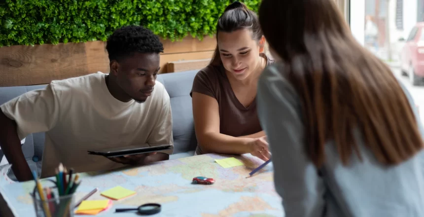 2148952392 pessoas trabalhando juntas usando perfil comportamental e nr-1