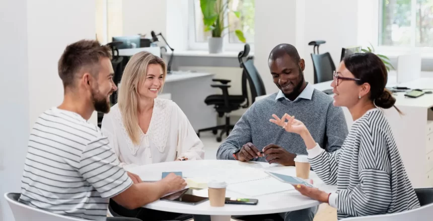 pessoas criando um dna organizacional de uma empresa