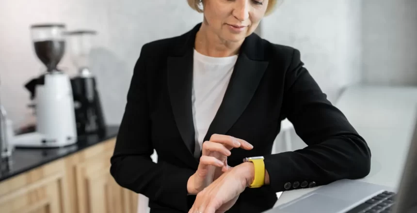 2149100308 mulher trabalhando utilizando a Técnica Pomodoro