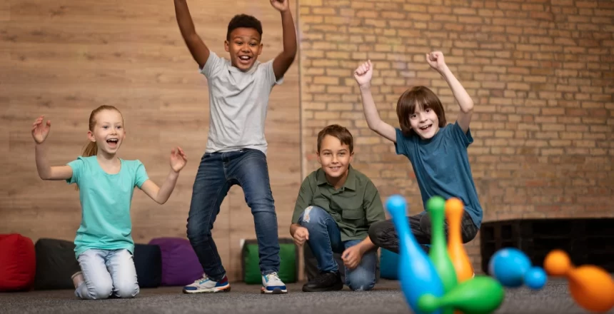 crianças de perfil comportamental diferentes brincando