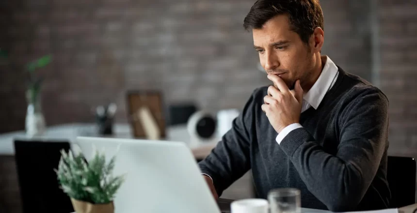 732 homem pensando em gatilhos mentais