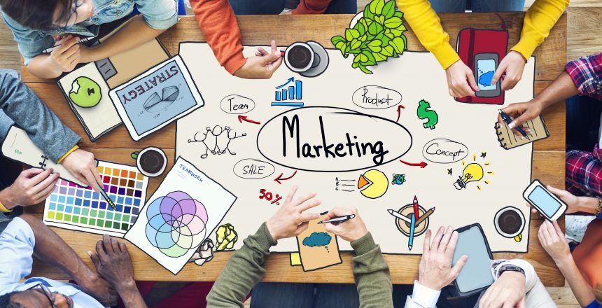 pessoas desenvolvendo estratégias de marketing