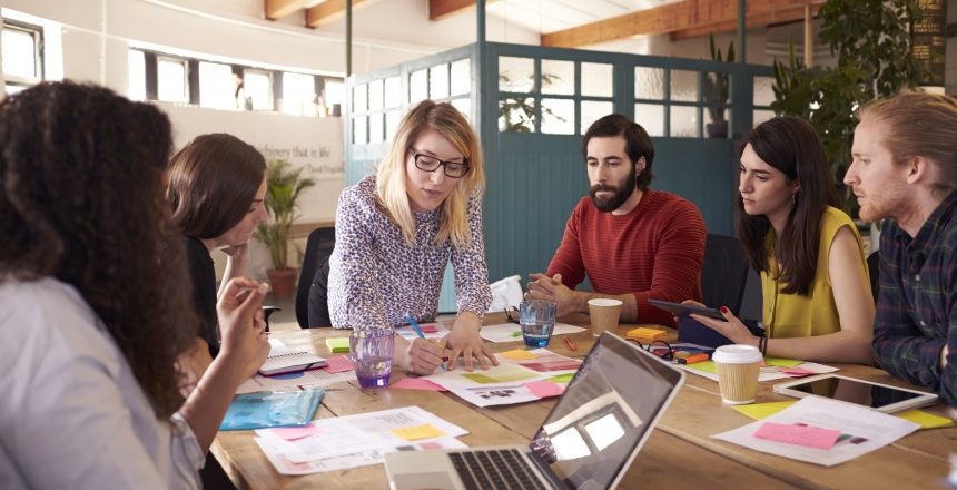 Jovens millennials trabalhando em grupo
